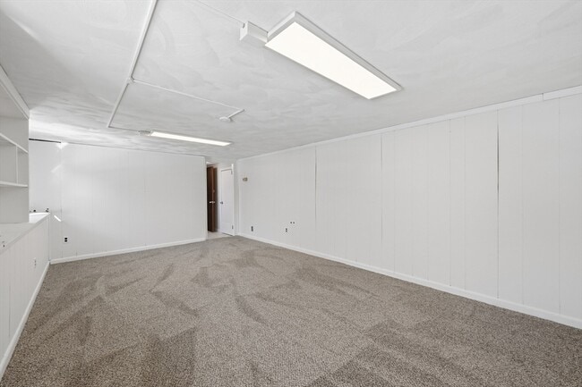 Building Photo - 43 Little John Dr