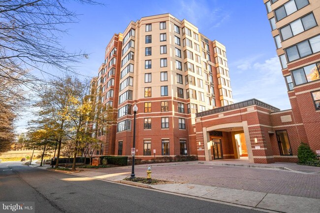 Building Photo - 2220 Fairfax Dr