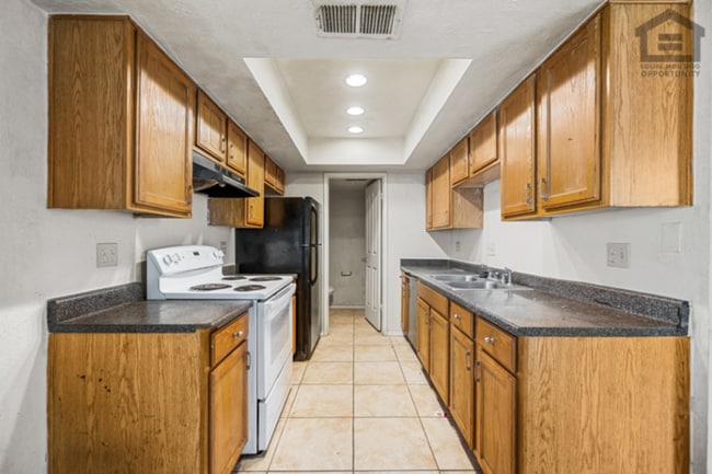 Building Photo - 2Bed/1.5Bath Ground Floor Townhouse at Glendale Ave/27th Ave! Ready for Immediate Move-In! -- GAR...