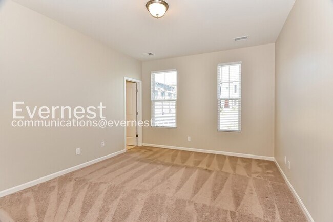 Building Photo - Limited Time Special Offer / 3 Bed/3 Bath Town Home with Garage / Pet-Friendly / Vouchers Accepte...