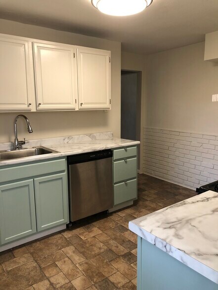 Building Photo - 7558 Woodland Ave Unit B