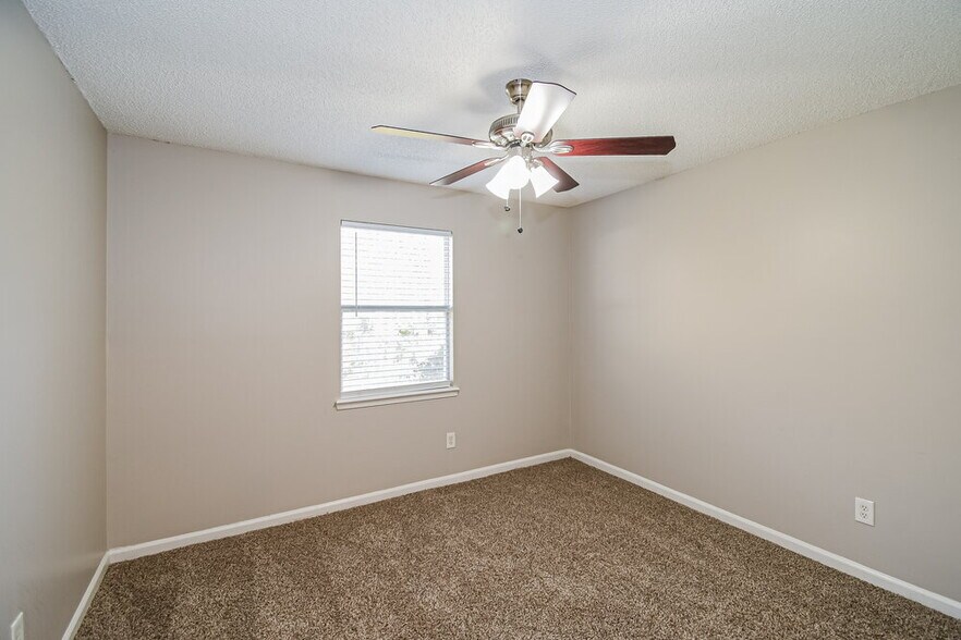 Building Photo - 1603 Twin Oak Ln