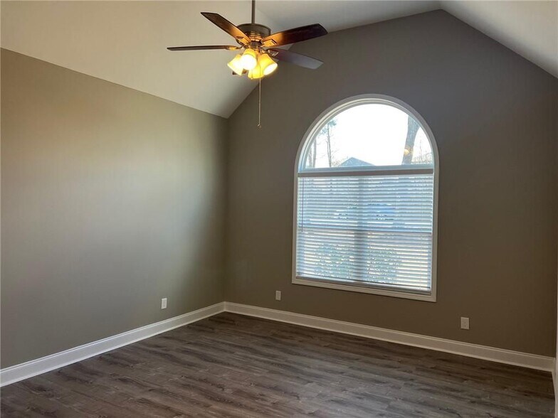 Building Photo - 732 E Jefferson St