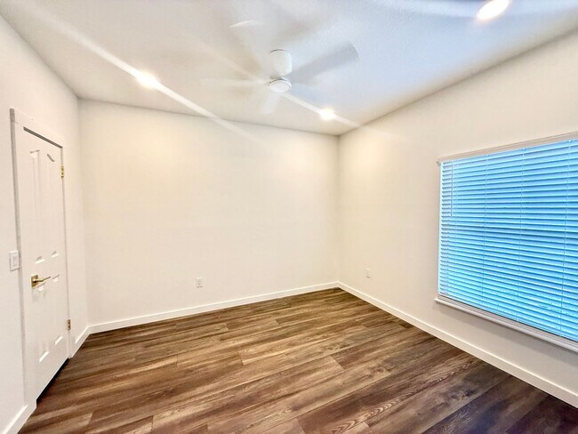 Building Photo - GORGEOUS, just completely renovated 3/2 Ho...