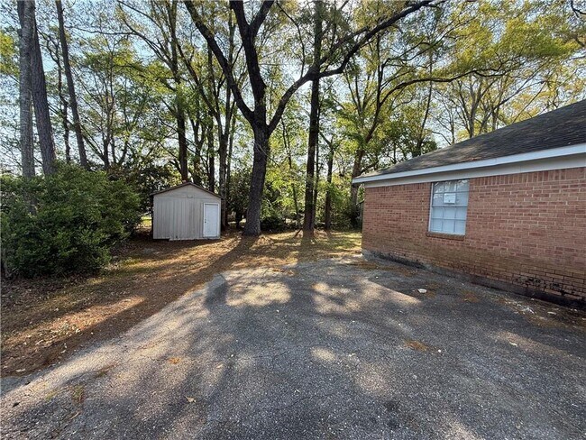 Building Photo - 505 Newport Dr W