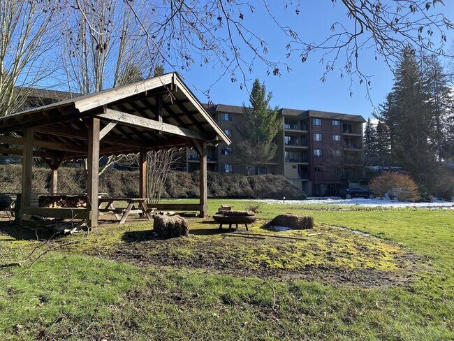 Building Photo - 305 La Villa Dr
