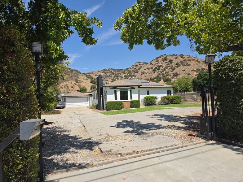 Building Photo - 9805 La Tuna Canyon Rd