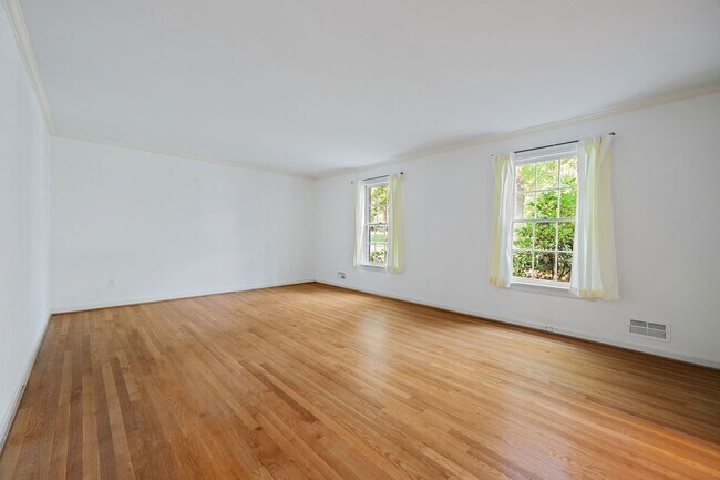 Building Photo - 2401 Scarsborough Dr