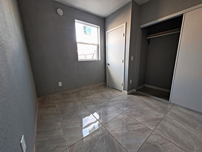 Building Photo - Spacious & Modern Studio for Rent in Calex...