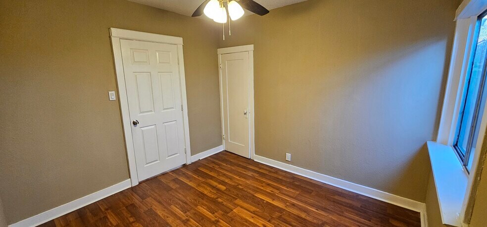 Building Photo - 522 W Florence Ave