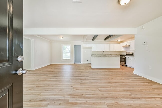 Building Photo - 706 Azalea St