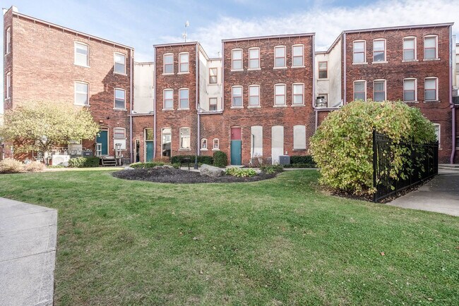 Building Photo - 615 N East St