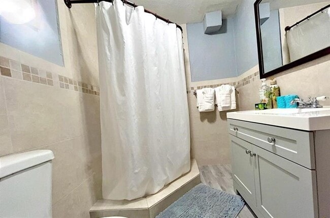 Building Photo - 2625 NE 13th Ct