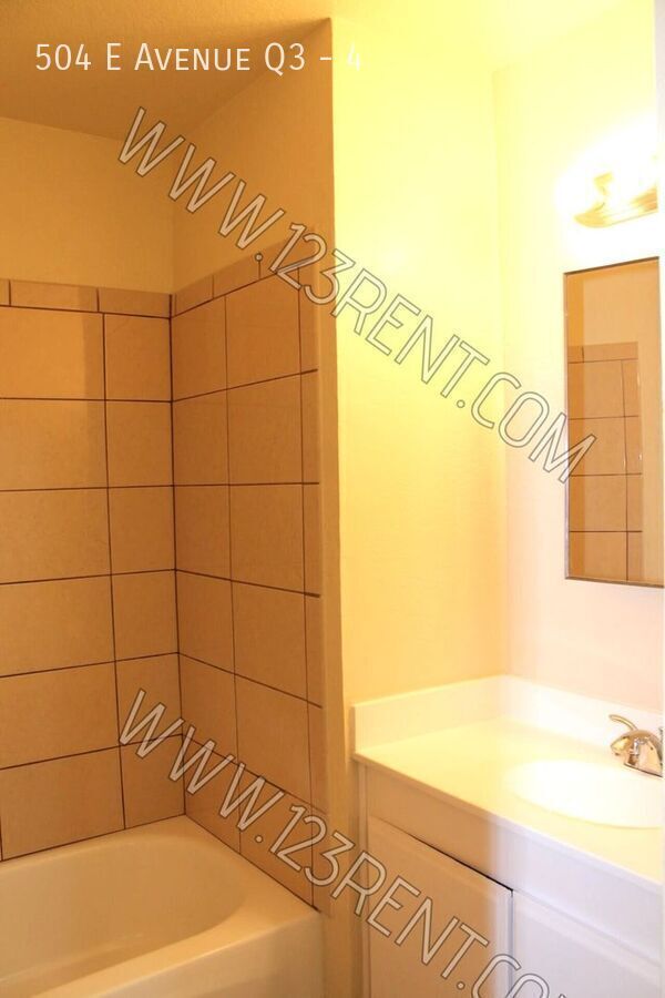 Building Photo - 504 E Ave Q3