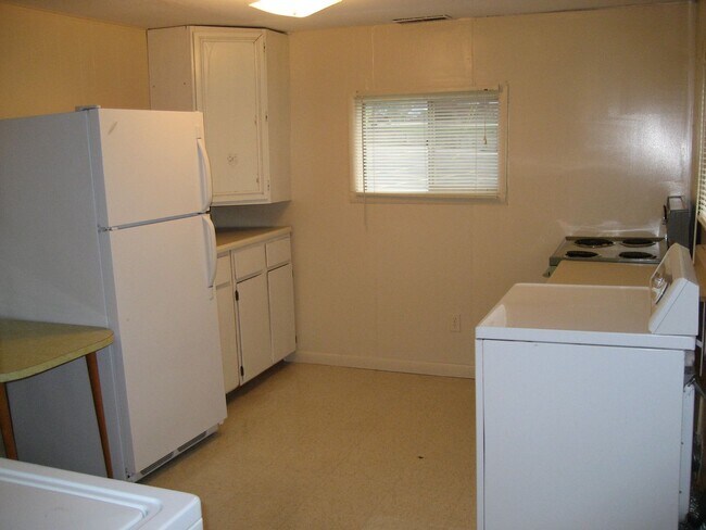 Building Photo - 431 S River Rd