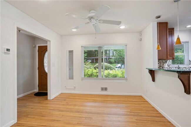 Building Photo - 2558 Woodacres Rd NE