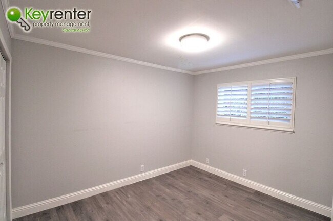 Building Photo - 8312 Camelback Ct