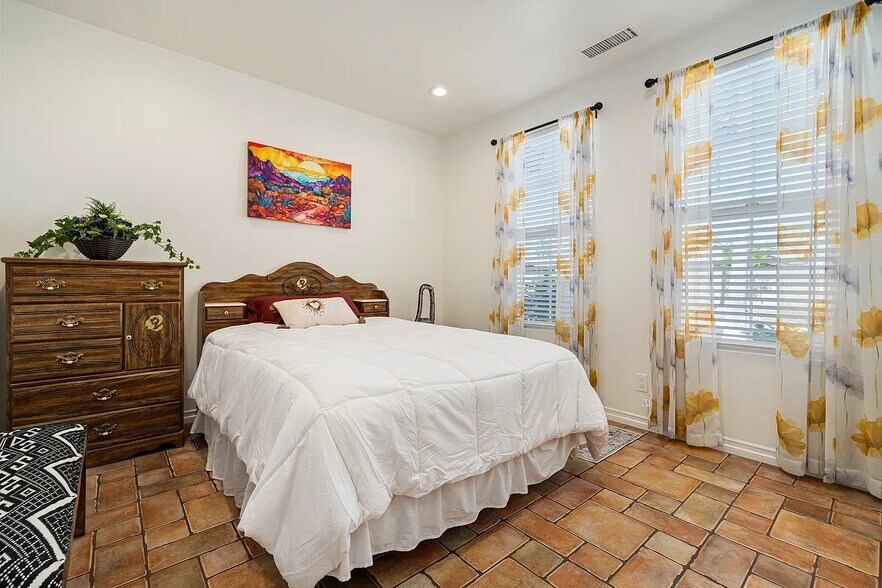Building Photo - 60755 Living Stone Dr