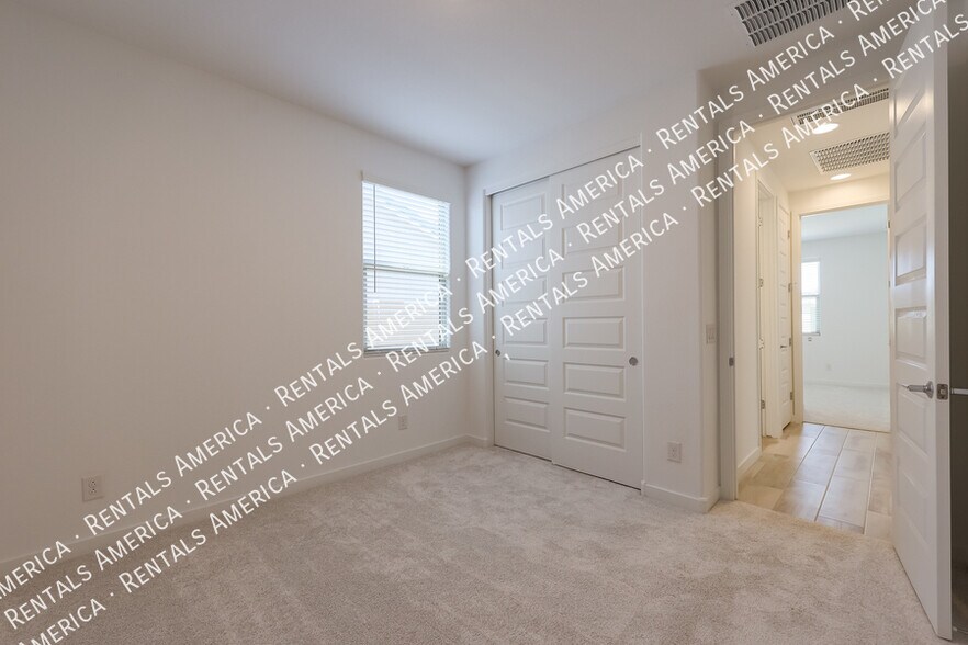 Building Photo - 8907 W Solano Dr