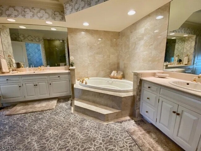 Master Bath - 1 Hurlingham Club Rd