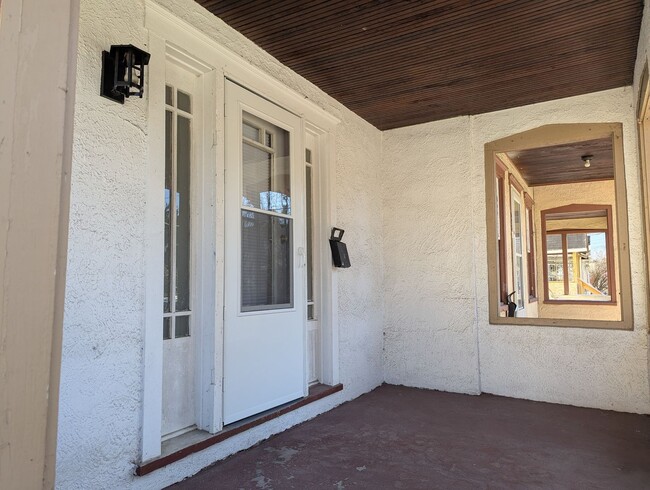 Building Photo - 2 bedroom Row Home