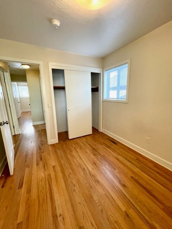 Building Photo - Wonderful Single Level Updated home with A/C!