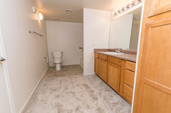 Building Photo - Lovely 1 Bedroom Condo For Rent