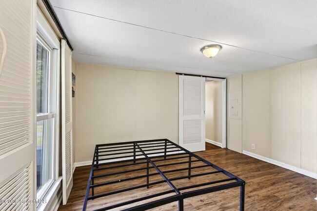 Building Photo - 1201 Floyd Dr NE