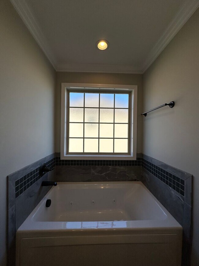 Building Photo - Beautiful 4 bedroom 2 1/2 Bath Home For Rent!