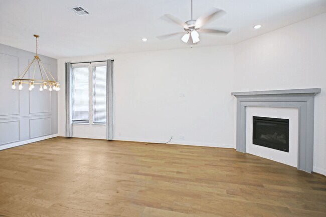 Building Photo - 1438 Oaklawn Dr