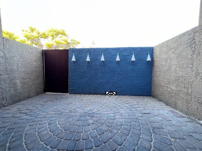 Building Photo - ***MOVE IN SPECIAL**Prime Location in Scot...