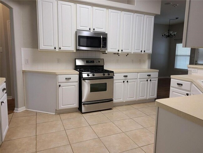 Building Photo - 2214 Zoa Dr