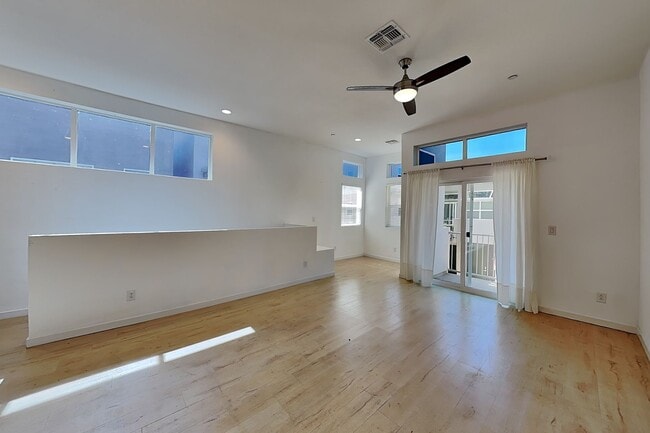 Building Photo - 392 Midstream Ln