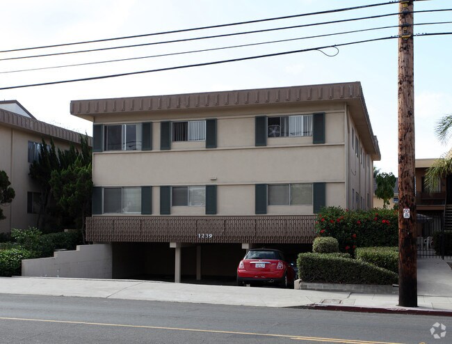 Building Photo - Duplet at Hillcrest. Live smart live styli...