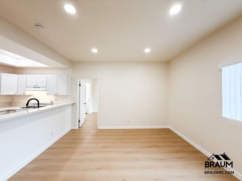 Building Photo - 11459 Collins St