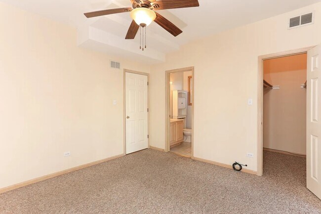 Building Photo - 1444 W Walton St