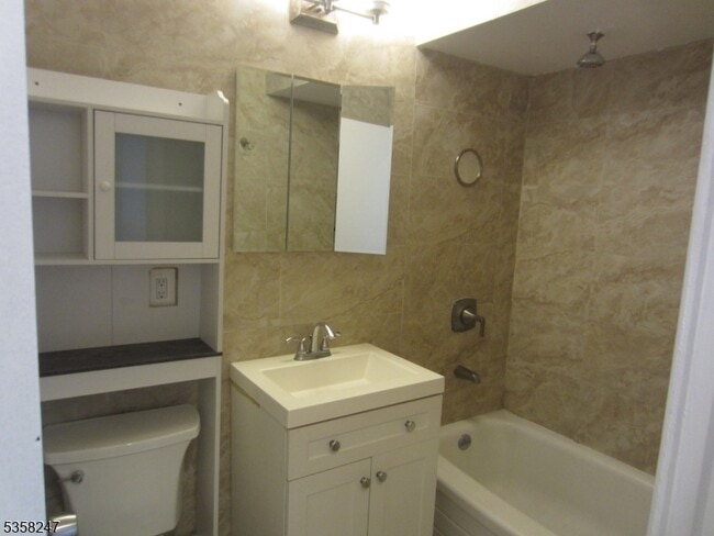 Building Photo - 423 Leonhardt Dr