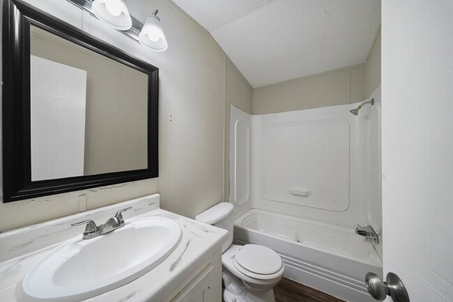 Building Photo - Charming 3-Bed, 2-Bath Retreat on Country Oaks Street, Brazoria!