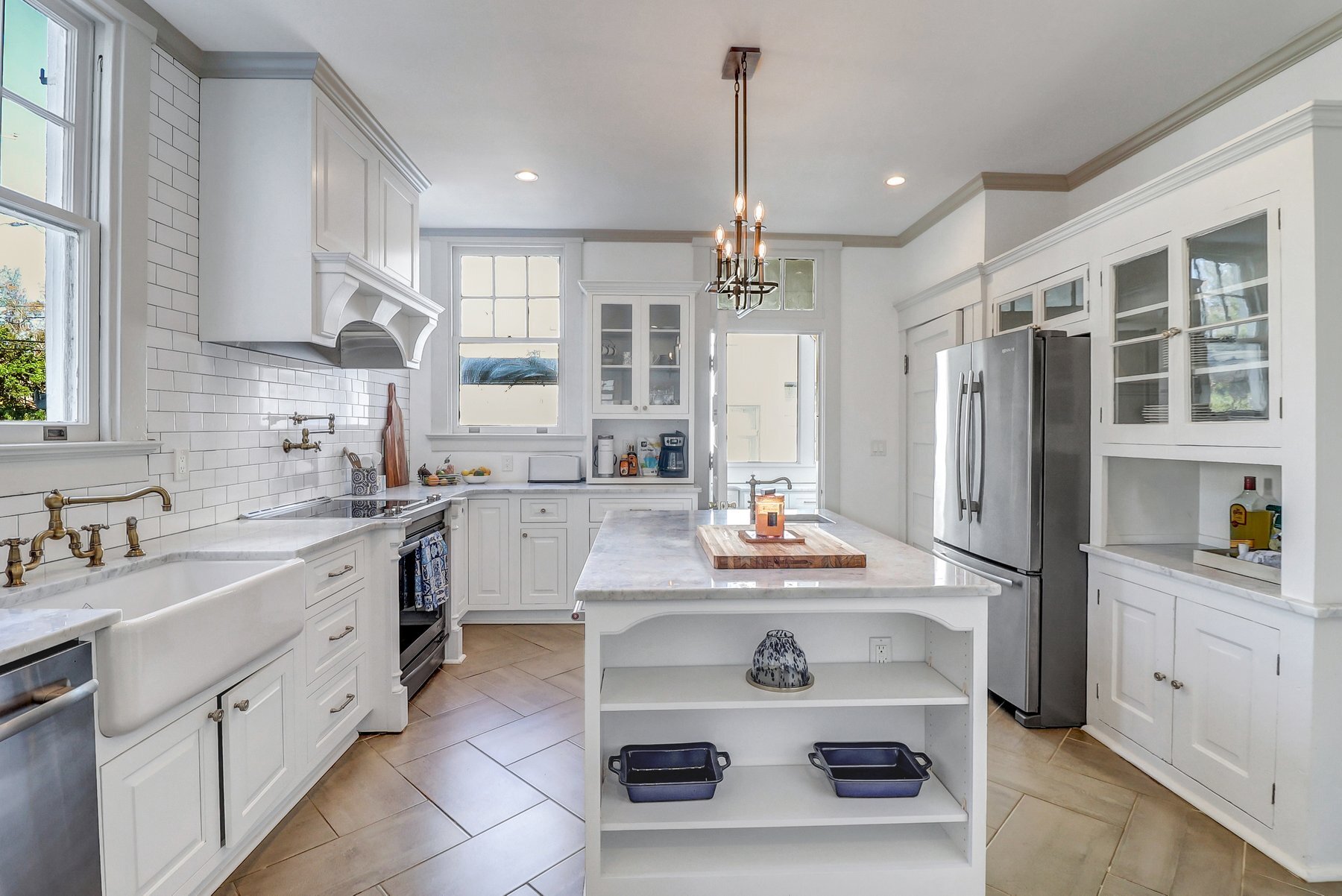 Building Photo - 602 E Victory Dr