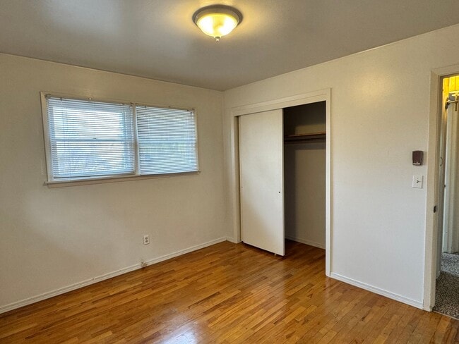 Building Photo - Near Franklin Park 2 br 1ba, stacked washer/dryer included.