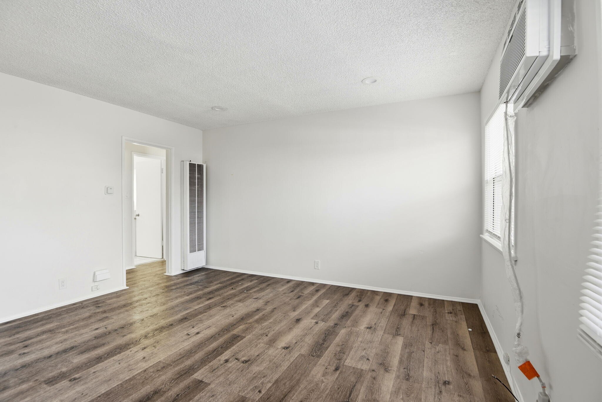 Building Photo - 1112 W 92nd St