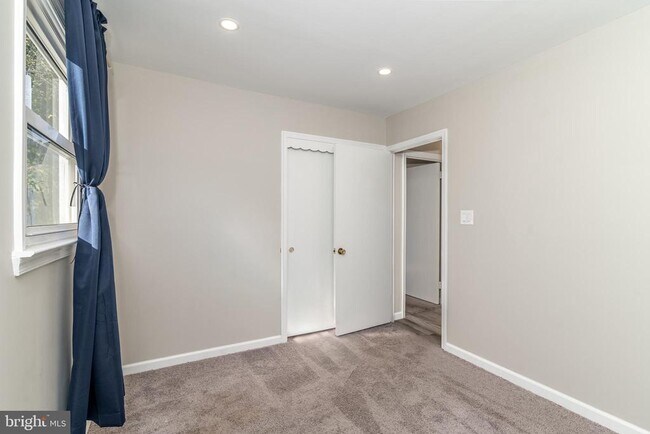 Building Photo - 400 E Main St