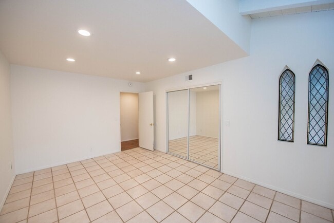 Building Photo - Anaheim Hills