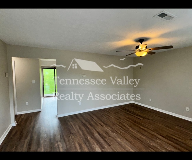 Building Photo - NEW PRICE! MOVE IN READY! Delightful 2 bed...
