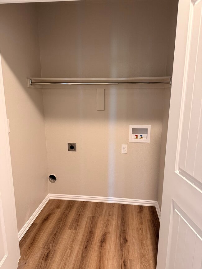 Building Photo - 713 Pemberly