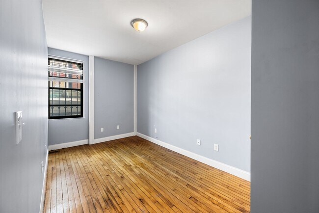 Building Photo - 330 1/2 E St