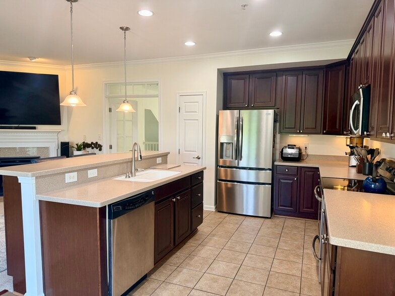Building Photo - 9360B Esplanade Ct