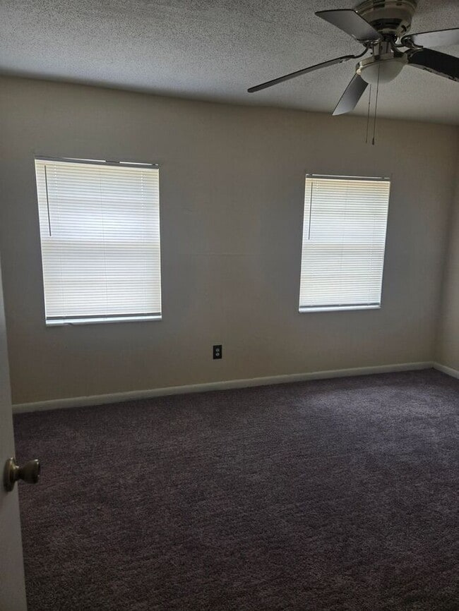 Building Photo - 2bedrooms 1.5 baths Townhome Available Now