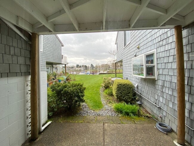Building Photo - 34 foot boat slip included in rent!  Spacious 3 bedroom Jantzen Beach condo