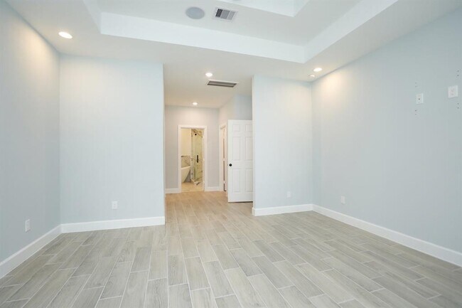 Building Photo - 322 S Amherst Dr